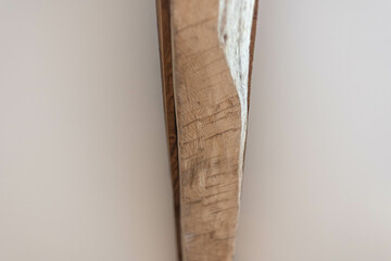 Une ancienne poutre en bois, intégré dans une rénovation de maison