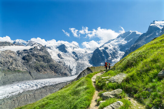 Wanderer auf dem Weg zur Bovalh&uuml;tte, Chamanna da Boval, mit Blick auf den Morteratsch-Gletscher und die Berge der Bernina-Gruppe, Pontresina, Engadin, Graub&uuml;nden, Schweiz