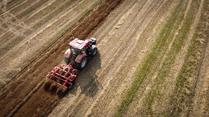 Ciągnik rolniczy w trakcie prac w polu