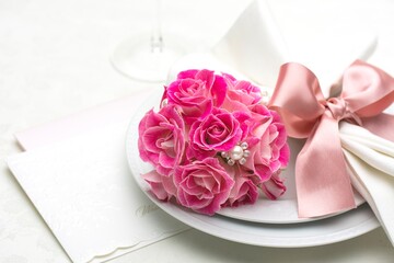 ピンクのバラとテーブルセッティング
