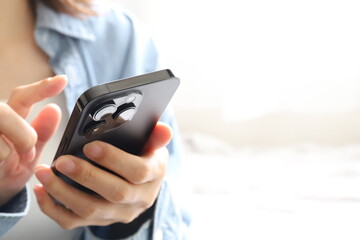 スマホを使う女性の手元