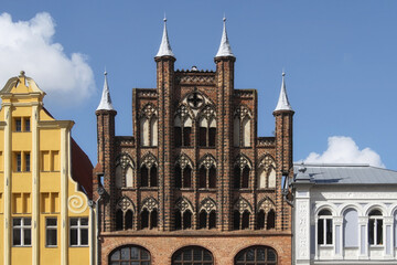 Fototapeta na wymiar Stralsund - gotischer Giebel am Alten Markt, Mecklenburg-Vorpommern, Deutschland, Europa