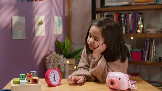 Ni&ntilde;a aburrida espera que pase el tiempo
