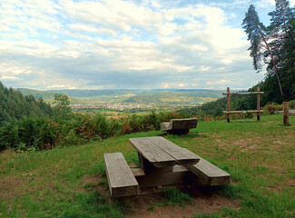 Bank am Aussichtspunkt Meulenwald Moselblick bei Schweich in der Nähe von Trier im Landkreis...
