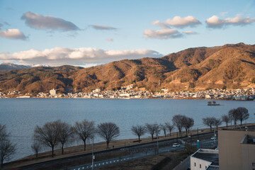 夕方の諏訪湖と山々