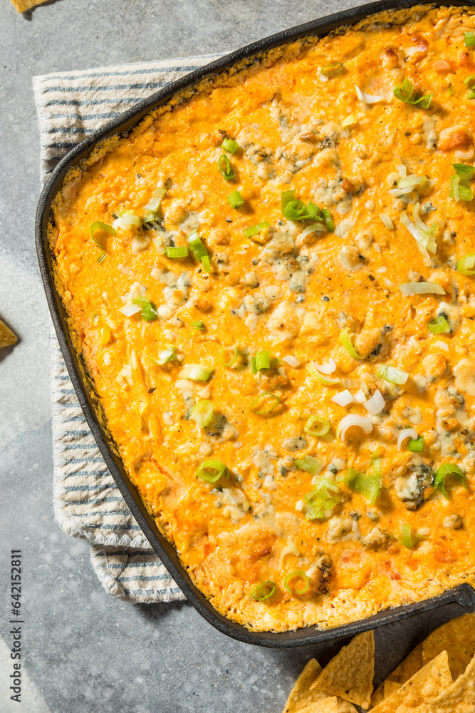 Poster homemade warm buffalo chicken dip