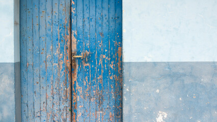 Puerta metálica con pintura desgastada