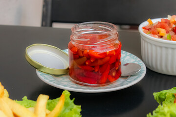 Pote com molho de pimenta caseiro brasileiro