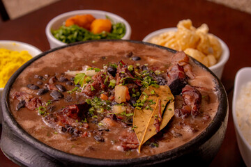Panela de Feijoada Brasileira com Torresmo, Couve Refogada, Farofa