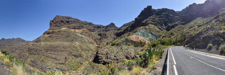 Landschaft mit bunten Felsen auf der Insel Gran Canaria