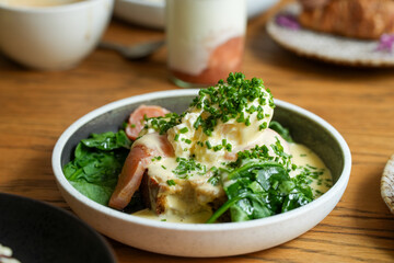 Egg Florentine mit Ei, Lachs und Sauce Hollandaise