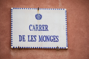 Name of a road in Sardinia, 'career de les monies' in Catalan, found in Alghero