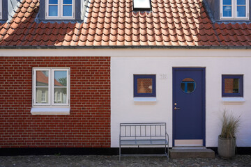 Typisch dänisches Haus in zwei Farben