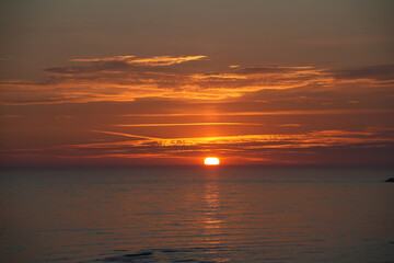 Romantischer Sonnenuntergang am Meer an der Nordsee in den Dünen von Dänemark