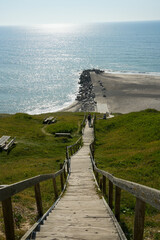 Steiler Holzpfad an der Küste von Jütland in Dänemark an der Nordsee-Küste