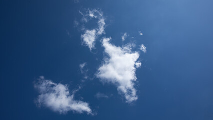 Błękitne niebo z białymi chmurkami, blue sky	 - obrazy, fototapety, plakaty
