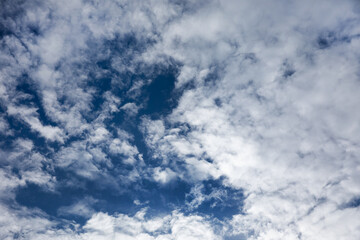 Błękitne niebo z białymi chmurkami, blue sky