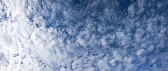 Błękitne niebo z białymi chmurkami, blue sky - obrazy, fototapety, plakaty