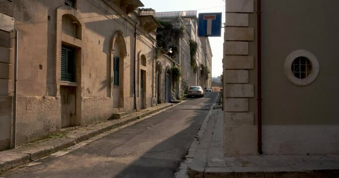 strada barocca al tramonto