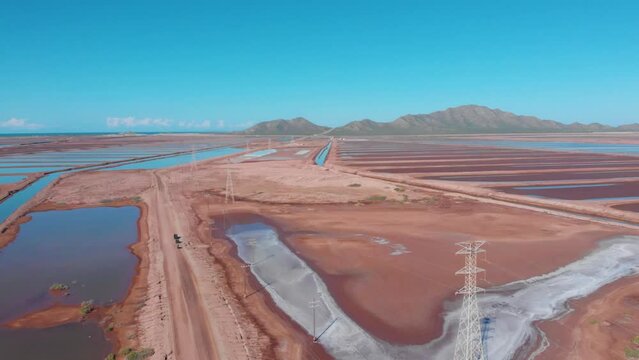 Toma A&eacute;rea de Drone de campos Acu&iacute;colas y Rangers pasando por camino de terracer&iacute;a 