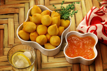 Coxinha de frango, aperitivo servida com geleia de pimenta e caipirinha