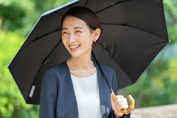 日傘を刺す女性