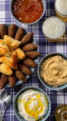 Lanche para um fim de semana incrivel, esfiha, kibe, homus, geleia de pimenta, coalhada com azeite e cerveja,.