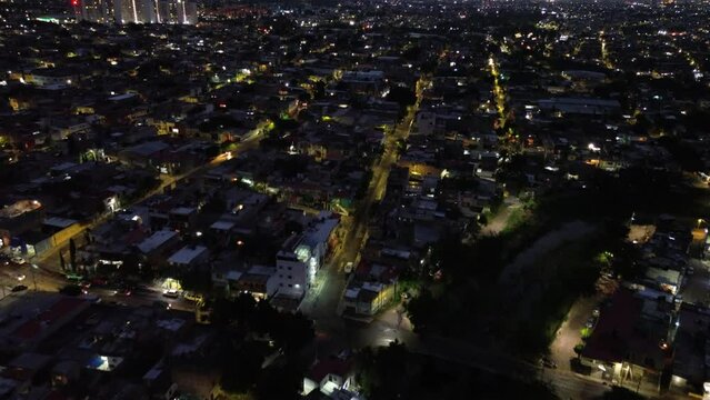 cuidad de Guadalajara  Jalisco M&eacute;xico nocturna movimiento de coches con vista a&eacute;rea luces 