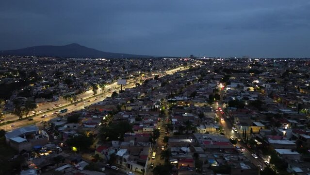 cuidad de Guadalajara nocturna trafico del periferico norte en la noche con dron