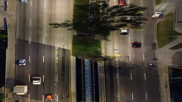 Periferico de Guadalajara Jalisco Mexico autos de noche en el trafico pavimento hidr&aacute;ulico trasporte urbano  
