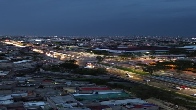 periferico de Guadalajara  jalisco M&eacute;xico  con trafico pesado nocturno nublado autos camiones 