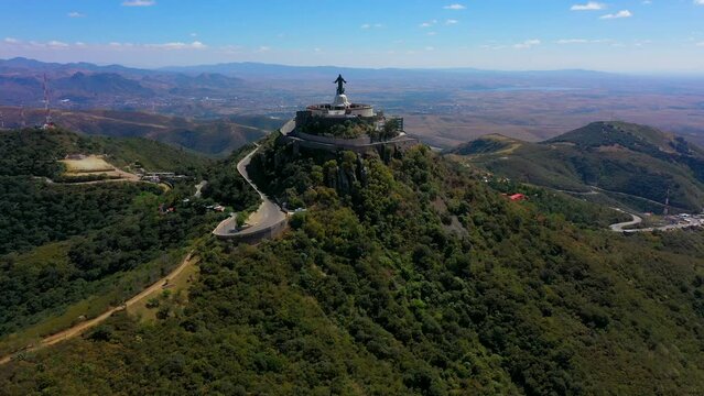 Monumento de Cristo Rey Jesucristo rey del universo en el cerro del cubilete en Guanajuato M&eacute;xico en un hermoso atardecer amanecer anochecer al aire libre al exterior sobre iglesia cat&oacute;lica arbolado