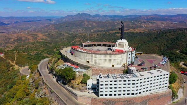 Monumento de Cristo Rey Jesucristo rey del universo en el cerro del cubilete en Guanajuato M&eacute;xico en un hermoso atardecer amanecer anochecer al aire libre al exterior sobre iglesia cat&oacute;lica monta&ntilde;as