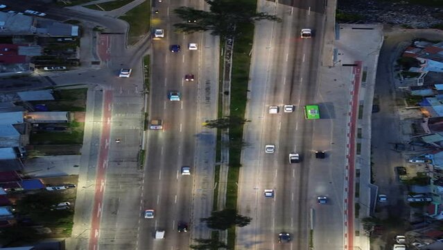 perif&eacute;rico de la cuidad  Guadalajara jalisco M&eacute;xico en movimiento de autos, camiones, transporte publico grabado con dron