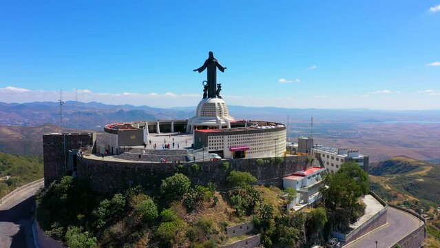 Monumento de Cristo Rey Jesucristo rey del universo en el cerro del cubilete en Silao Guanajuato M&eacute;xico en un hermoso atardecer amanecer anochecer al aire libre al exterior sobre iglesia cat&oacute;lica