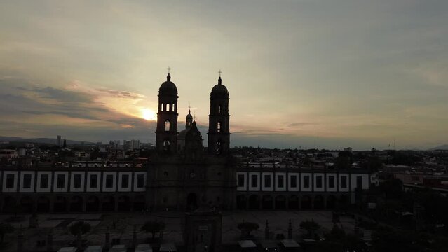 Atardecer amanecer anochecer en Zapopan Jalisco M&eacute;xico sombra Bas&iacute;lica templo iglesia cat&oacute;lica cuidad de Zapopan Franciscanos dron