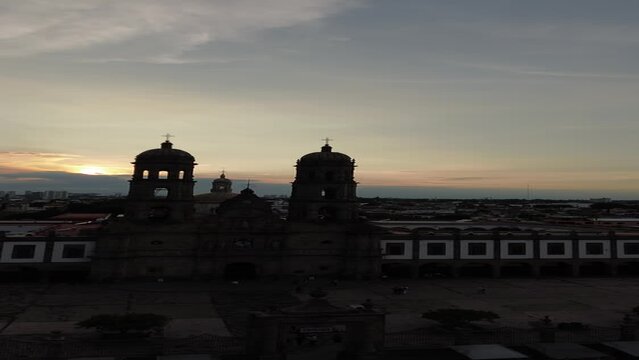 Bas&iacute;lica templo iglesia cat&oacute;lica de Zapopan Jalisco M&eacute;xico atardecer amanecer anochecer najara en oto&ntilde;o con dron vertical