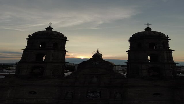 Vertical templo iglesia cat&oacute;lica Bas&iacute;lica de Zapopan cuidad Jalisco M&eacute;xico Atardecer sombra silueta 