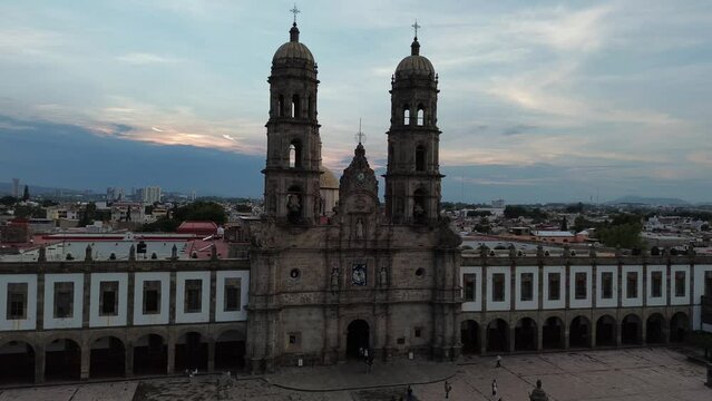 Atardecer amanecer anochecer con la Arquitectura templo iglesia cat&oacute;lica  de la Bas&iacute;lica de Zapopan jalisco M&eacute;xico templo, torre c&uacute;pulas religi&oacute;n cielo