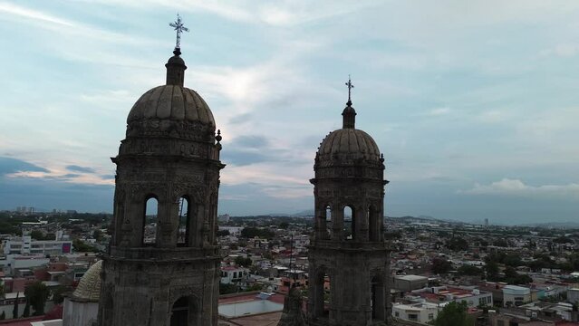 c&uacute;pulas bas&iacute;lica de Zapopan jalisco M&eacute;xico torre templo iglesia atardecer silueta 