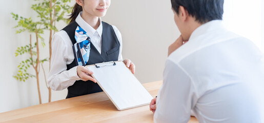 契約を勧める制服を着た日本人女性
