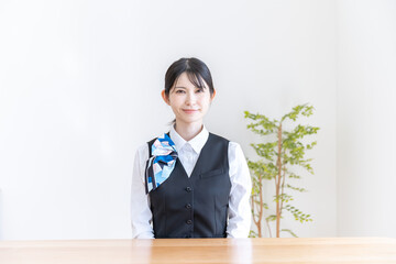 制服を着た日本人女性