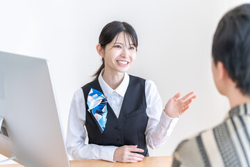 男性と話をする制服を着た日本人女性