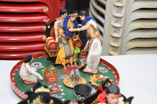colorful clay dolls describing Tamil brahmin wedding couple on their wedding day