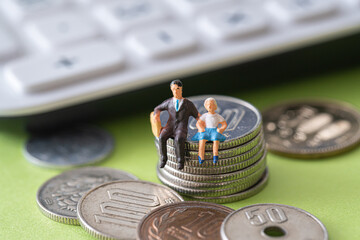 お金 硬貨 ミニチュア 家計 費用 エコノミー 節約