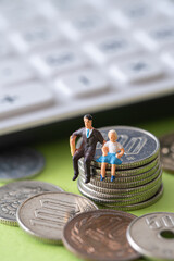 お金 硬貨 ミニチュア 家計 費用 エコノミー 節約