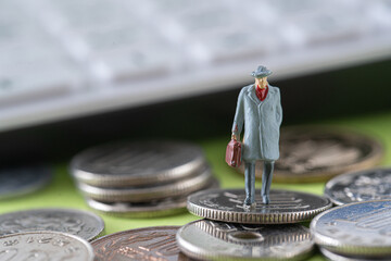 お金 硬貨 ミニチュア 家計 費用 エコノミー 節約