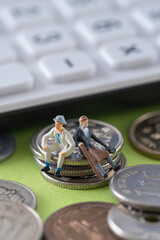 お金 硬貨 ミニチュア 家計 費用 エコノミー 節約