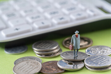 お金 硬貨 ミニチュア 家計 費用 エコノミー 節約