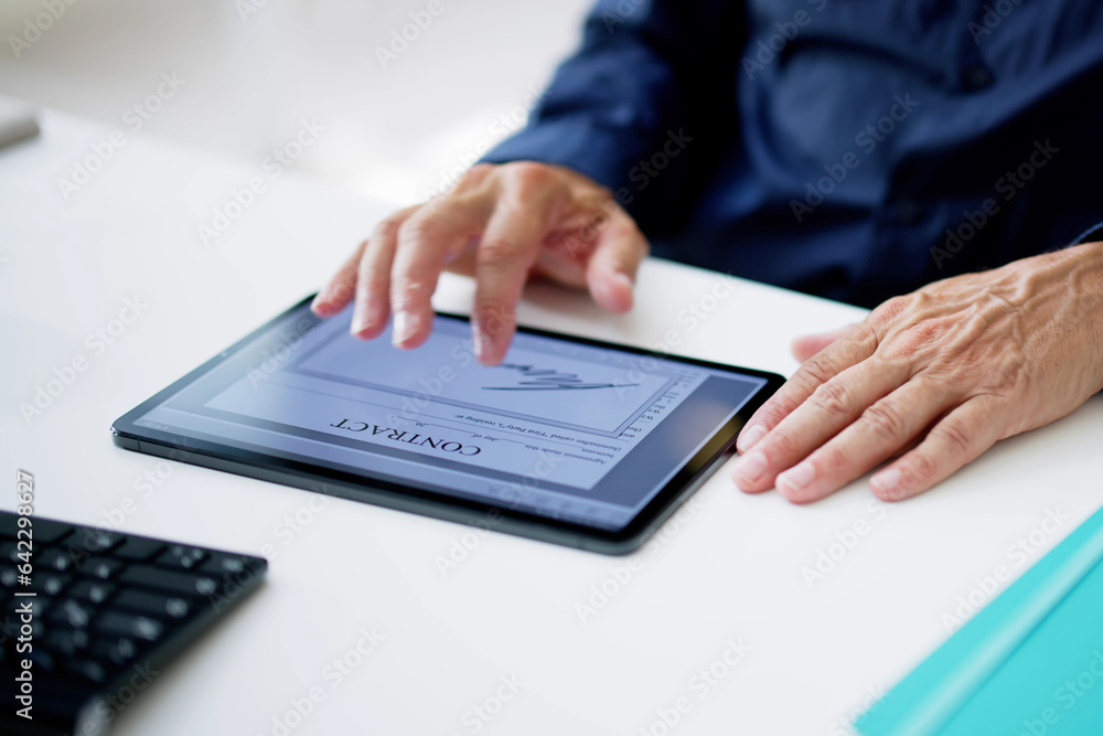 Poster contract e signature
